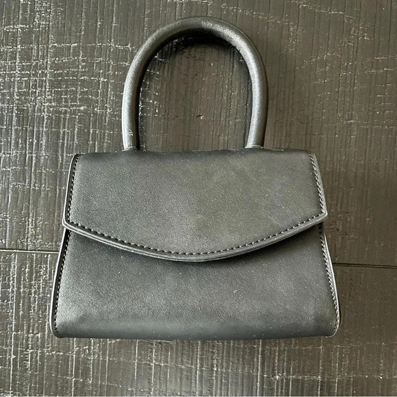 Urban Outfitter Lilly mini crossbody bag Black - Picture 1 of 6